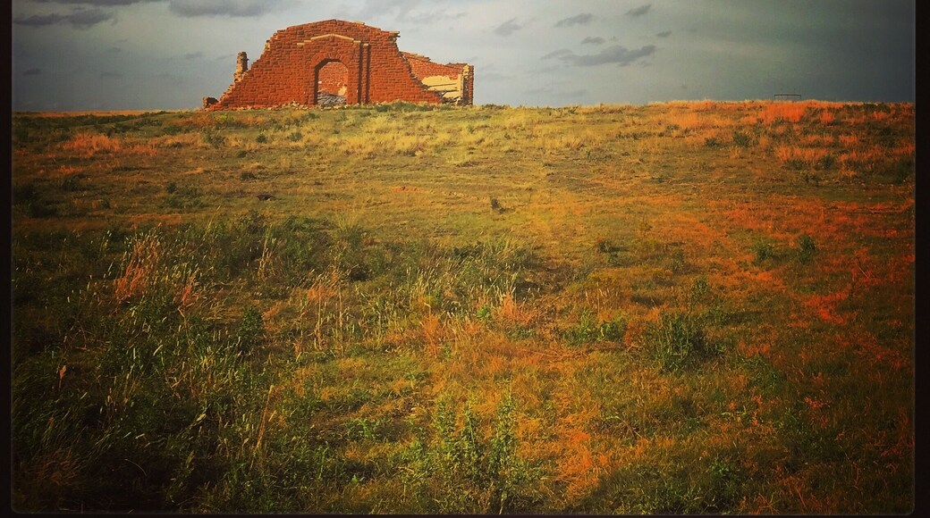 The old Pie Flat School isn't too hard to spot when you get a little ways off the highway. Just go East of Hammon and then South a bit to find this abandoned treasure.