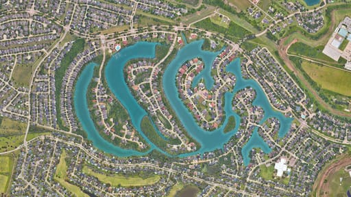 Sugarland, Houston, Texas, settlement of the wealthy district with lake and water channels, looking down aerial view from above – Bird’s eye view Sugarland, Houston, Texas, USA