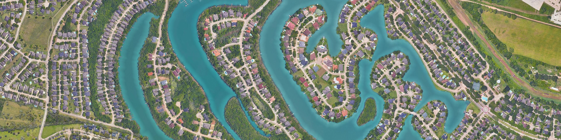 Sugarland, Houston, Texas, settlement of the wealthy district with lake and water channels, looking down aerial view from above – Bird’s eye view Sugarland, Houston, Texas, USA