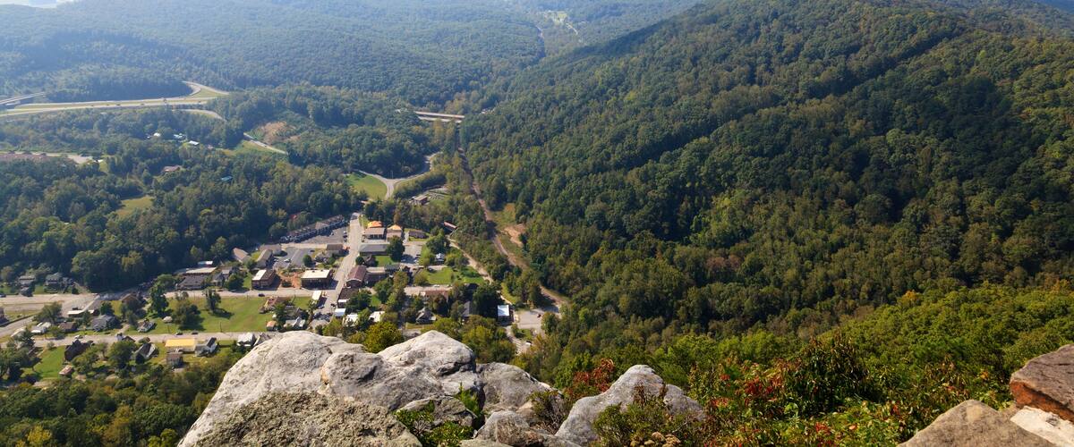Un paisaje montañoso con un pueblo situado en el valle.