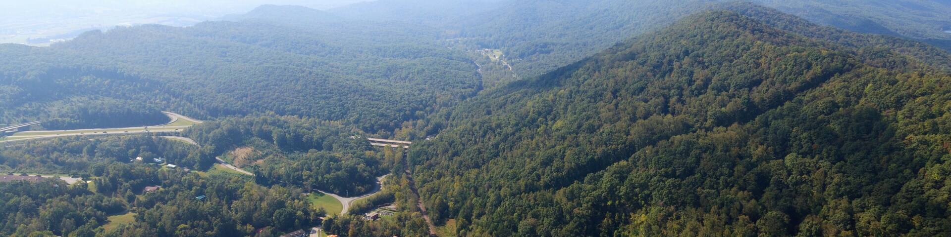 Paisagem montanhosa com uma cidade aninhada no vale.