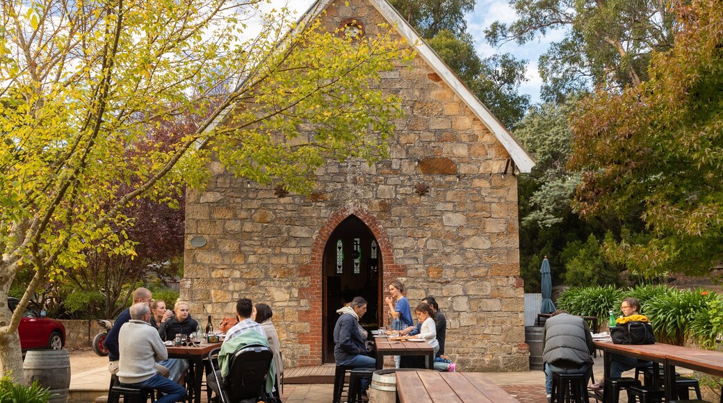 Uraidla which includes heritage elements, outdoor eating and a church or cathedral