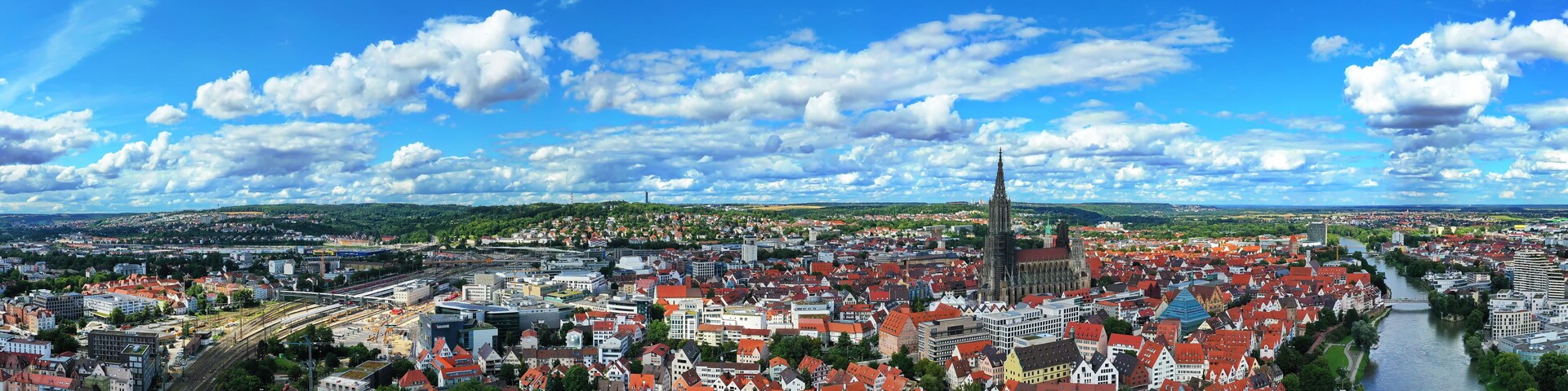 Luftbild von Ulm an der Donau mit Blick auf das Ulmer Münster. Ulm,Tübingen,Baden-Württemberg, Deutschland.