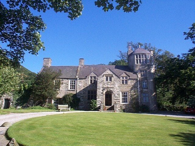 Pen y Bryn Manor, Aber (originally known as Garth Celyn, Aber Garth Celyn). Parts of Ty Hir, the medieval house, the thirteenth century home of the two Llywelyns, still remain, converted into an Elizabethan manor house. The tower dates from c. 1200.