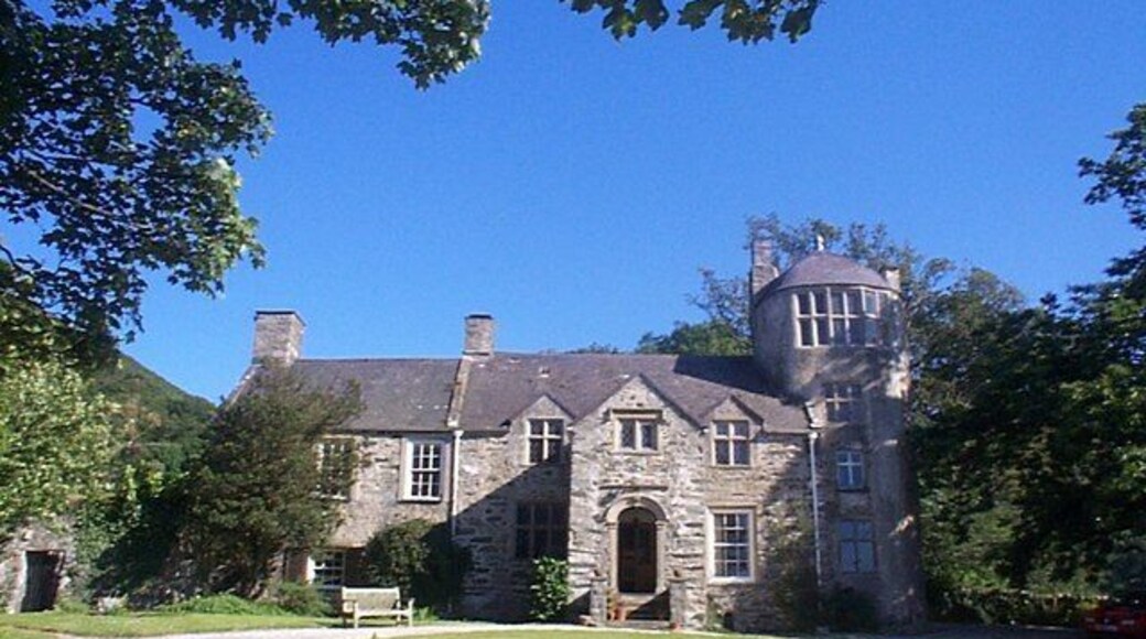Pen y Bryn Manor, Aber (originally known as Garth Celyn, Aber Garth Celyn). Parts of Ty Hir, the medieval house, the thirteenth century home of the two Llywelyns, still remain, converted into an Elizabethan manor house. The tower dates from c. 1200.