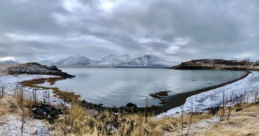 We decided to stop a moment during our day trip.
On the low side of the road, you can stop with your car.
Really beautiful view