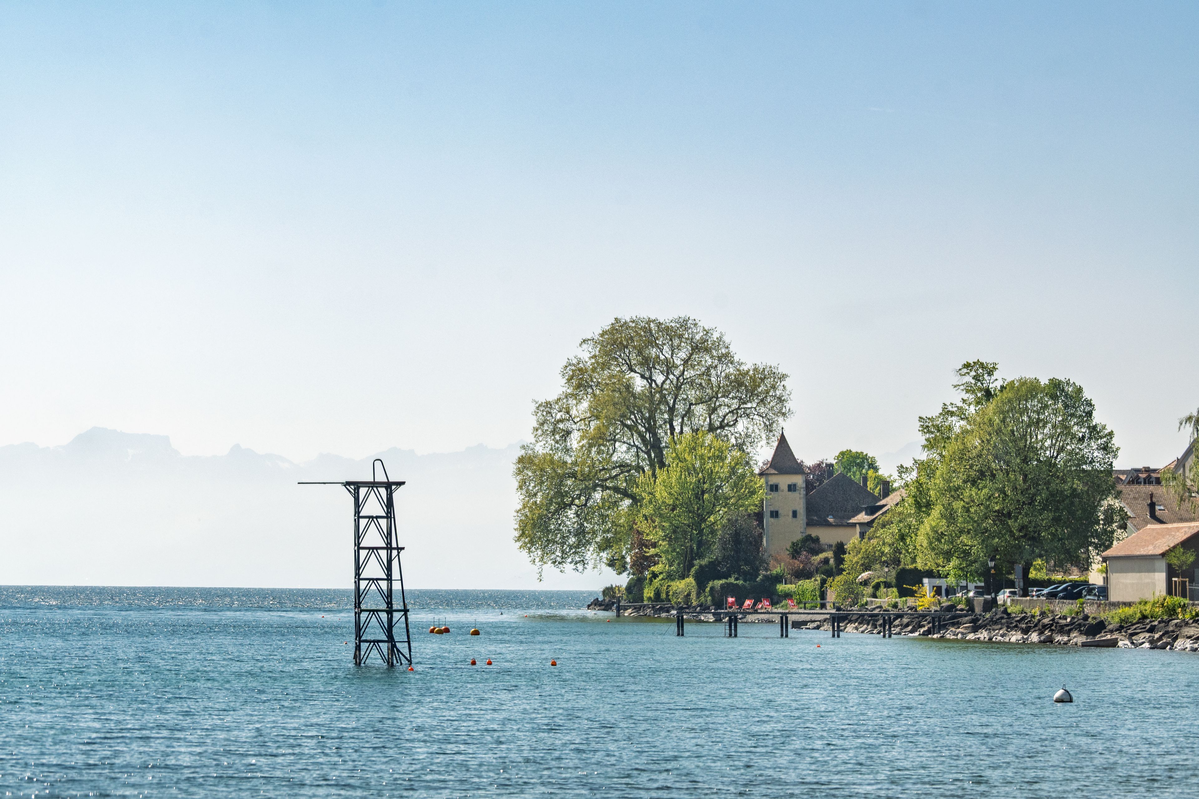 Panorama du rivage de Saint-Prex avec son plongeoir emblématique et des pontons sur le lac Léman, Suisse