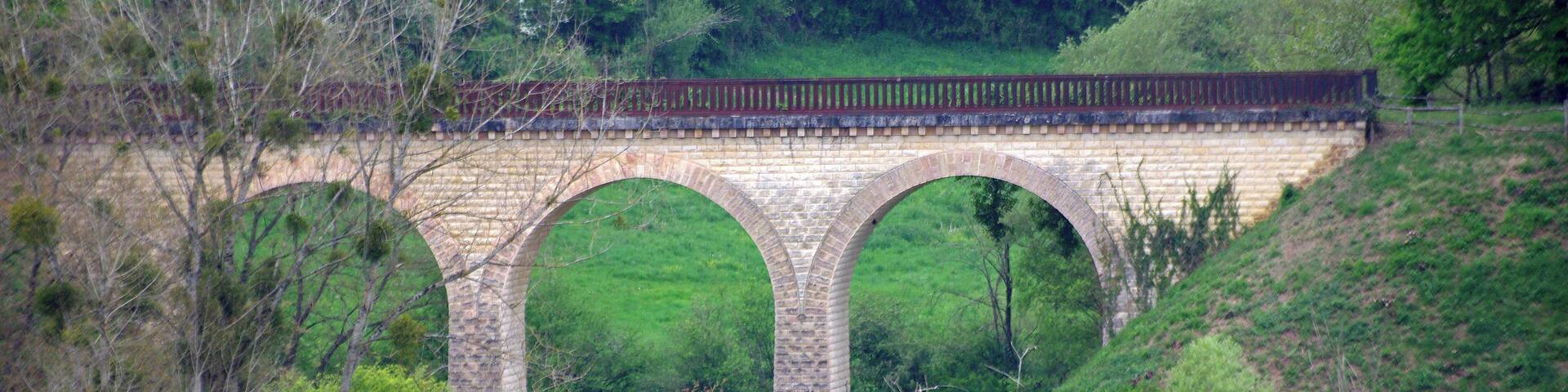 Chavin (Indre) Viaduc de Chavin La ligne ferroviaire d'Argenton-sur-Creuse à La Chaussée passait par le territoire communal, une gare desservait la commune. La ligne est inaugurée, le 18 octobre 1903. Le service voyageurs est arrêté en 1939, 36 ans après l'ouverture de la ligne. Le dernier train de marchandises y circule en 1952. Cette gare a été utilisée pour l'arrivée des matériaux de construction du barrage d'Éguzon.