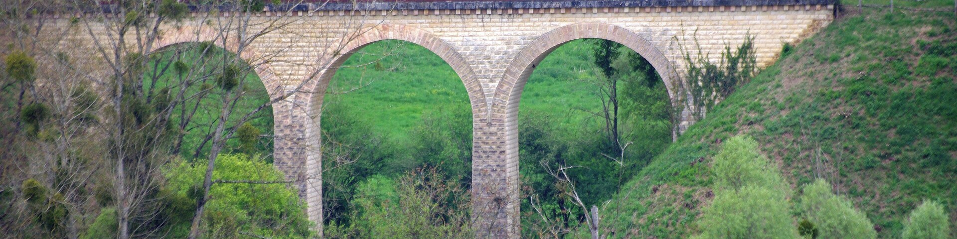Chavin (Indre) Viaduc de Chavin La ligne ferroviaire d'Argenton-sur-Creuse à La Chaussée passait par le territoire communal, une gare desservait la commune. La ligne est inaugurée, le 18 octobre 1903. Le service voyageurs est arrêté en 1939, 36 ans après l'ouverture de la ligne. Le dernier train de marchandises y circule en 1952. Cette gare a été utilisée pour l'arrivée des matériaux de construction du barrage d'Éguzon.