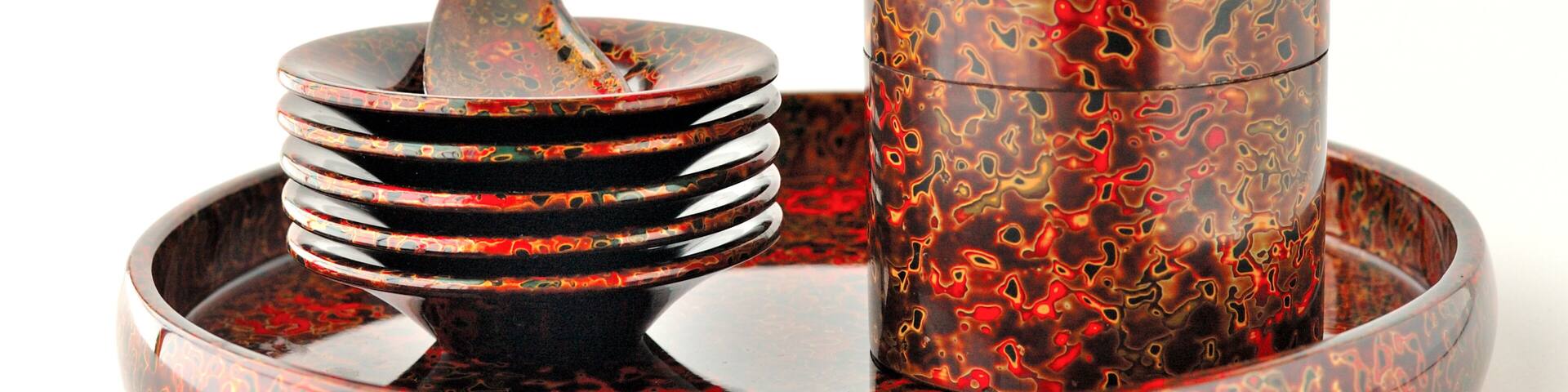 津軽塗の茶筒と茶たくと茶匙とお盆