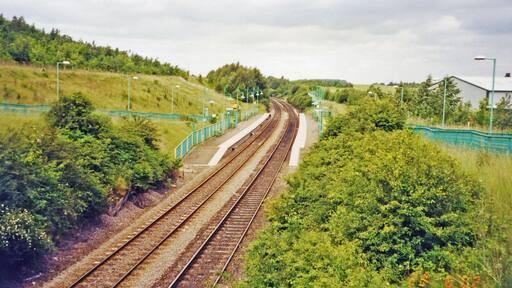 Langwith & Whaley Thorn station. View northward, towards Worksop: ex-Midland Nottingham - Mansfield - Worksop line, closed 12/10/64. The route was reopened as the Robin Hood Line, Nottingham - Newstead 8/5/93, on to Mansfield Woodhouse 20/11/95, to Worksop 6/98. This station was built new in 6/98, ½ mile north of the old station, which closed 12/10/64