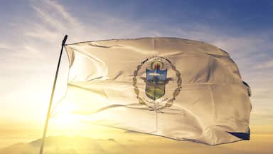 Bandeira com brasão, montanha e a data