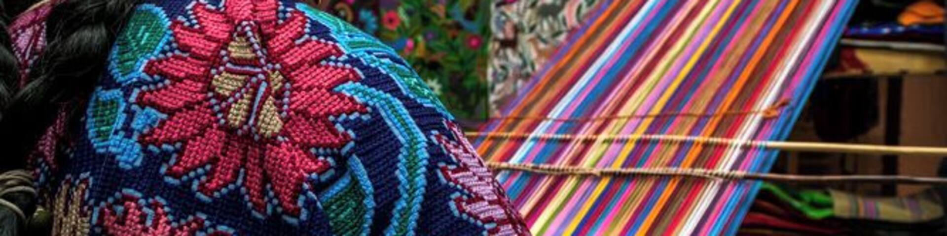 Learning how to work the 'telar de cintura'.