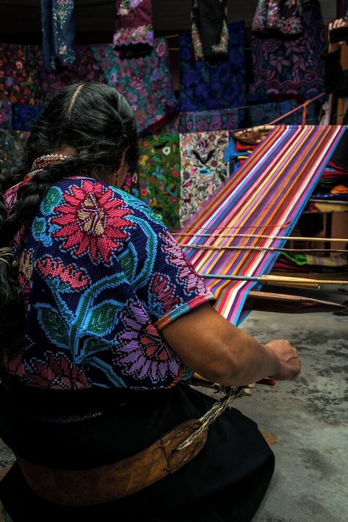 Learning how to work the 'telar de cintura'.