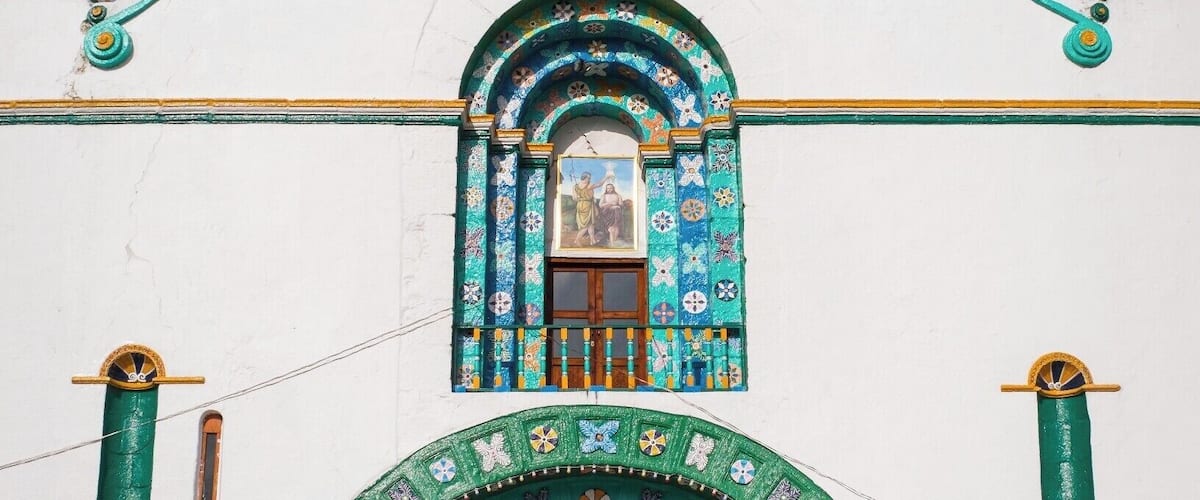 //
Made the trip to Chamula to visit an infamous temple (?)/ former church that is home to the indigenous people of the area. Their customs are familiar yet so original, it was an honour to be allowed inside their place of worship to observe.
\\
This was a very different experience which we’ll be explaining in detail on the blog. Just know it involves vast quantities of Coca-Cola , pine needles and some chickens.
//
No photography is allowed inside, which we respectfully adhered to. So my colourful play by play will have to suffice.