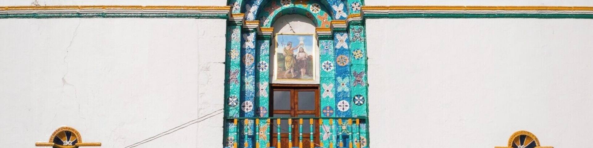 //
Made the trip to Chamula to visit an infamous temple (?)/ former church that is home to the indigenous people of the area. Their customs are familiar yet so original, it was an honour to be allowed inside their place of worship to observe.
\\
This was a very different experience which we’ll be explaining in detail on the blog. Just know it involves vast quantities of Coca-Cola , pine needles and some chickens.
//
No photography is allowed inside, which we respectfully adhered to. So my colourful play by play will have to suffice.