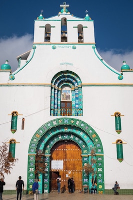 //
Made the trip to Chamula to visit an infamous temple (?)/ former church that is home to the indigenous people of the area. Their customs are familiar yet so original, it was an honour to be allowed inside their place of worship to observe.
\\
This was a very different experience which we’ll be explaining in detail on the blog. Just know it involves vast quantities of Coca-Cola , pine needles and some chickens.
//
No photography is allowed inside, which we respectfully adhered to. So my colourful play by play will have to suffice.