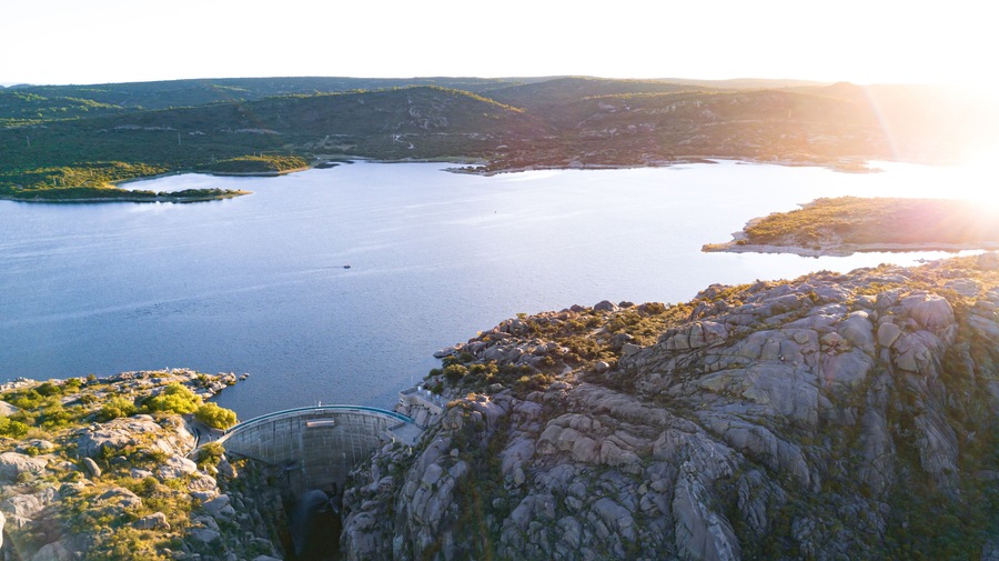 Vista aerea desde un drone de una represa llamada Dique el Cajon, ubicado en la ciudad de Capilla del Monte, Córdoba, Argentina.