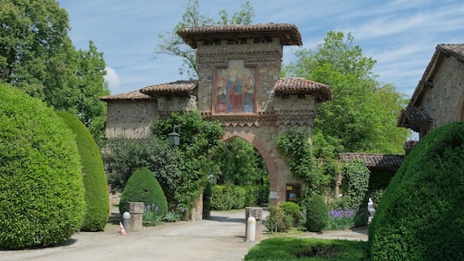 Porta d'accesso del villaggo neomedievale di Grazzano Visconti.