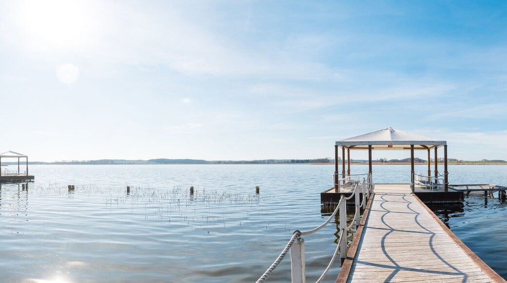Steg mit Pavillon auf blauem See