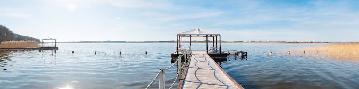 Steg mit Pavillon auf blauem See