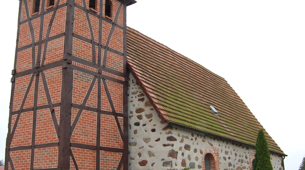 Dorfkirche Nesenitz mit dem Turm östlich des Schiffs