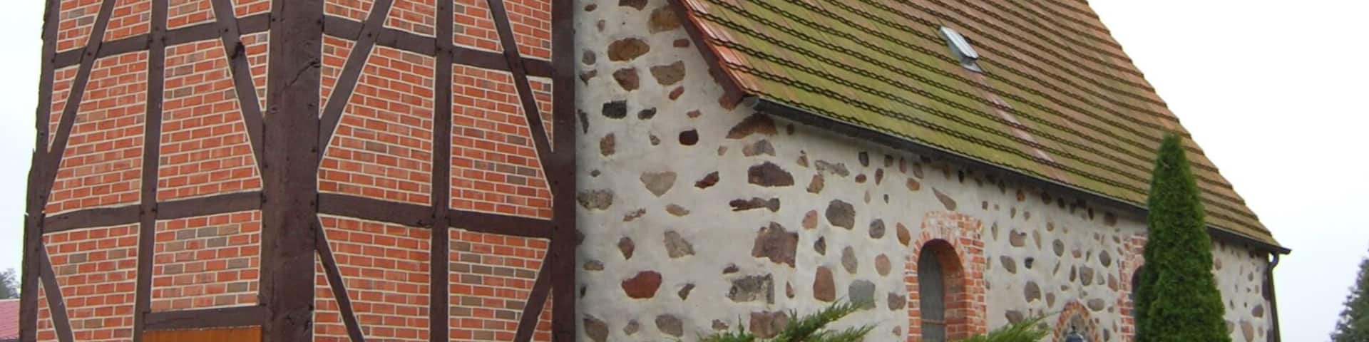 Dorfkirche Nesenitz mit dem Turm östlich des Schiffs