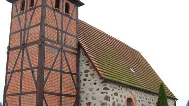 Dorfkirche Nesenitz mit dem Turm östlich des Schiffs
