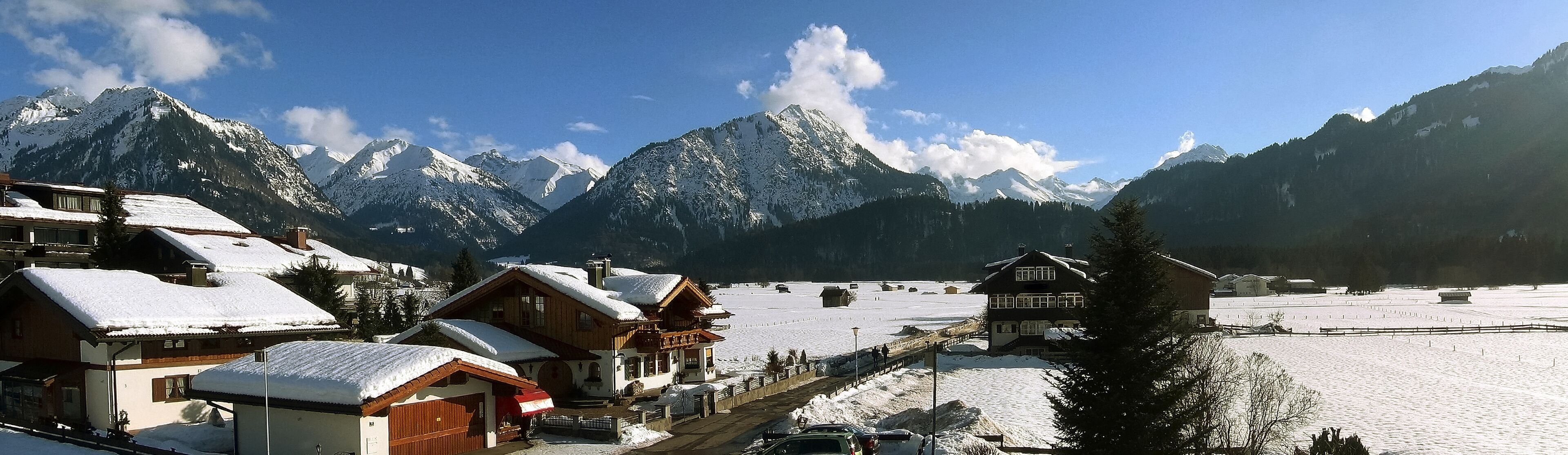 Alpenländisches Panorama. sonniger Wintertag am morgen. Willkommen in den Alpen.