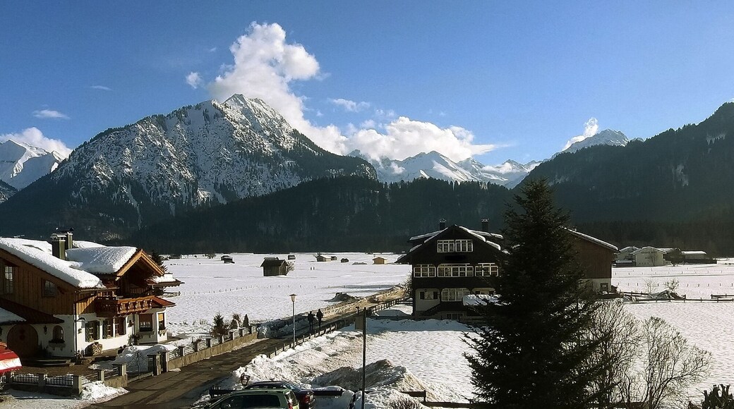 Alpenländisches Panorama. sonniger Wintertag am morgen. Willkommen in den Alpen.