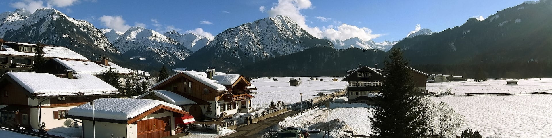 Alpenländisches Panorama. sonniger Wintertag am morgen. Willkommen in den Alpen.