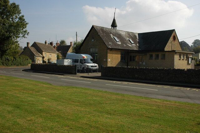 Village school in Ascott-under-Wychwood Primary school beside the Green in Ascott-under-Wychwood.