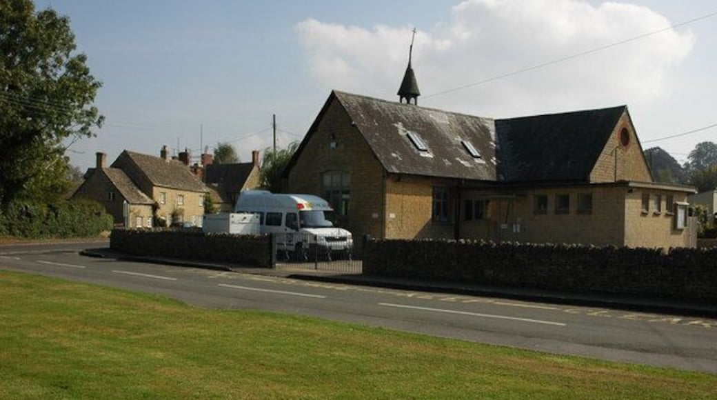 Village school in Ascott-under-Wychwood Primary school beside the Green in Ascott-under-Wychwood.