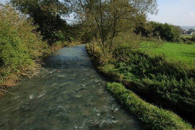 The River Evenlode, Ascott-under-Wychwood The River Evenlode pictured here at Ascott-under-Wychwood is one of a number of rivers draining the Cotswolds which flow into the River Thames.