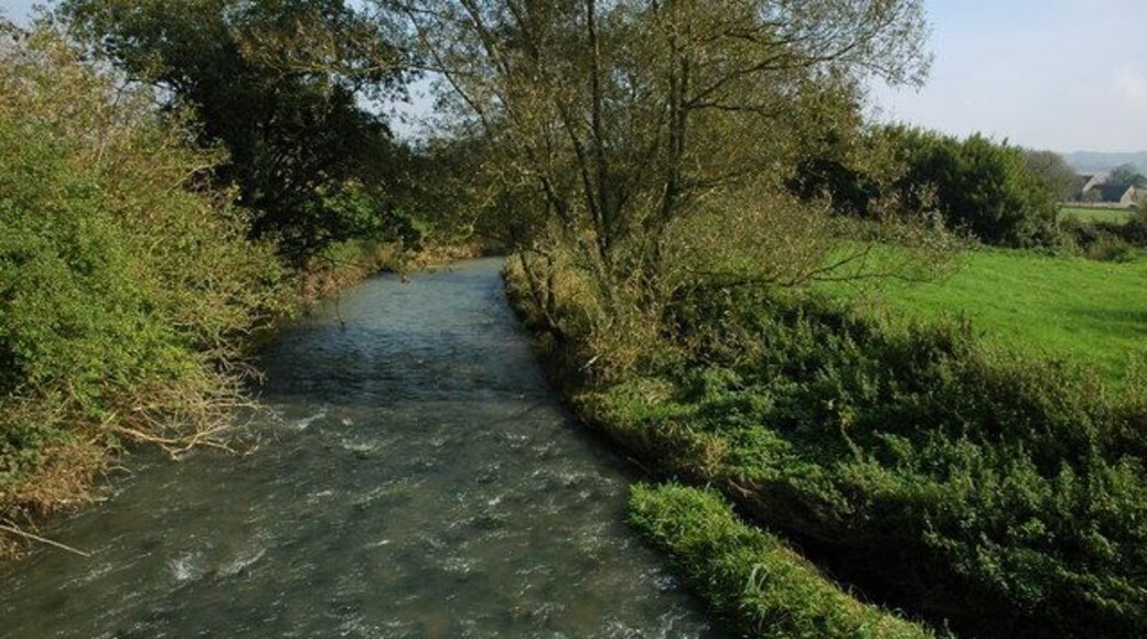 The River Evenlode, Ascott-under-Wychwood The River Evenlode pictured here at Ascott-under-Wychwood is one of a number of rivers draining the Cotswolds which flow into the River Thames.