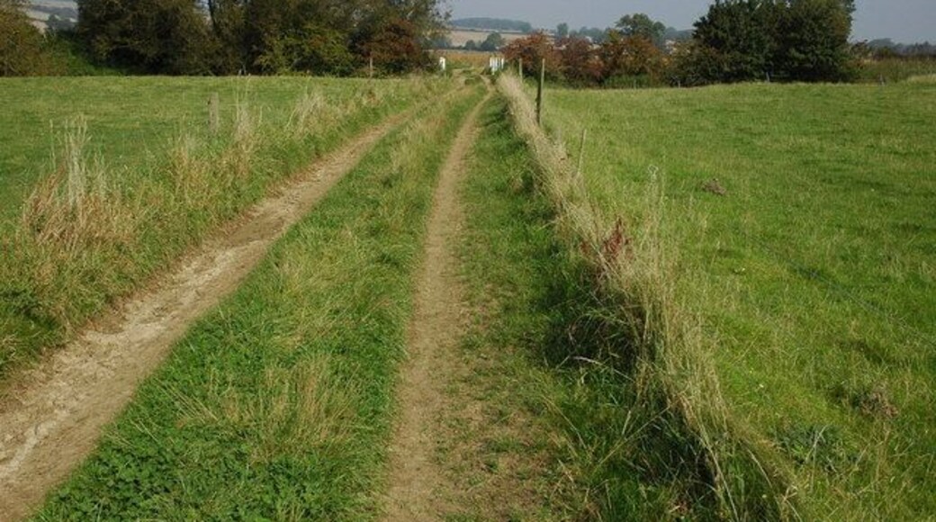 Oxfordshire Way near Ascott-under-Wychwood. The Oxfordshire Way approaching the River Evenlode en route for Charlbury.