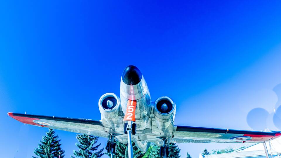 An aircraft with the number 1522 on its tail, set against a clear blue sky.
