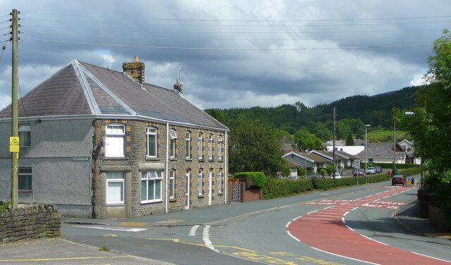 Bend in Brecon Road, Penrhos Looking east, away from Ystradgynlais.
