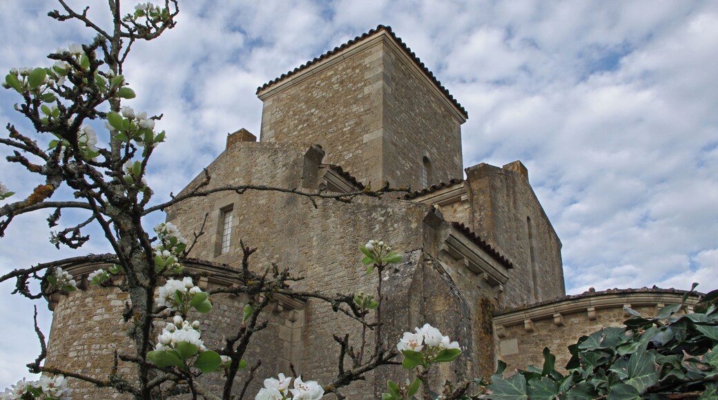 Oratoire carolingien ou รฉglise de la Trรจs-Sainte-Trinitรฉ. Carolingian oratory of Germigny-des-Prรฉs. The Basilica was built, to 806, on the model of the Oratory of Aix-la-Chapelle palace by Theodulf Bishop of Orleans and abbot of Fleury-sur-Loire. This building is designed by an architectural monuments Mozarabic Languedoc and Spain. The bishops will meet in council in 843. Oratory was burned in the ninth century, perhaps by the Normans, who plundered the neighboring monastery of Fleury in 856, 865 and 866. Oratoire carolingien de Germigny-des-Prรฉs. La Basilique fut bรขtie, vers 806, sur le modรจle de lโOratoire du Palais dโAix-la-Chapelle par Thรฉodulfe รฉvรชque dโOrlรฉans et Abbรฉ de Fleury-sur-Loire. Ce bรขtiment conรงu sur plan carrรฉ ร quatre feuilles est ramassรฉ autour dโune tour lanterne, principe architectural des monuments mozarabes du Languedoc et dโEspagne. En 843, un concile sโy rรฉunit. LโOratoire fut incendiรฉ au IX รจme siรจcle, peut-รชtre par les Normands qui pillรจrent le monastรจre voisin de Fleury en 856, 865 et 866. ยซ En descendant le cours de la Loire, entre Chรขteau-neuf et Saint-Benoรฎt, ร deux milles seulement du monastรจre de Fleury, on trouve la petite รฉglise de Germigny-des-Prรฉs, bรขtie par Thรฉodulfe et conservรฉe en partie jusquโร nous. Le"village de Germigny, assis dans des prairies qu'arrose la petite riviรจre de la Simiare, รฉtait depuis longtemps un nef de l'abbaye, quand Thรฉodulfe, รฉpris de ce sรฉjour, voulut y bรขtir une รฉglise qui fit l'admiration de la contrรฉe. Suivant son attrait pour tout ce qui รฉtait une renaissance de lโantiquitรฉ, lโรฉvรชque prรฉfรฉra le style byzantin au style roman, รฉgalement employรฉ dans les monuments de cette รฉpoque. Lโรฉglise fut donc construite, non pas, comme on l'a cru, sur le modรจle de la grande basilique รฉlevรฉe par Cbarlemagne ร Aix-la-Chapelle, mais seulement sur le plan de la chapelle intรฉrieure du palais, moins vaste, mais enrichie des marbres et des sculptures enlevรฉes ร lโItalie. ยป (Thรฉodulfe รvรชque dโOrlรฉans et Abbรฉ de Fleury-sur-Loire, par lโAbbรฉ Baunard, Chanoine honoraire, Docteur รฉs-lettres et Professeur au Petit Seminaire dโOrlรฉans - 1860) ยซ Thรฉodulfe nโรฉtait pas dโorigine gauloise ni de la race des Francs. Il descendait de ces Goths conquรฉrants qui, aprรจs avoir servi dans les armรฉes romaines, avaient fini par supplanter leurs maรฎtres, et qui, naguรจre encore, en Italie et en Espagne, avaient jetรฉ un si grand รฉclat dans les lettres aussi bien que dans la guerre. C'รฉtait la politique de Charlemagne d'attirer dans la Gaule franque les hommes distinguรฉs de tous les pays, pour y seconder le dรฉveloppement intellectuel qui devait faire l'honneur de son rรจgne. ยป (Thรฉodulfe รvรชque dโOrlรฉans et Abbรฉ de Fleury-sur-Loire, par lโAbbรฉ Baunard, Chanoine honoraire, Docteur รฉs-lettres et Professeur au Petit Seminaire dโOrlรฉans - 1860) Dโรฉminent ยซ missi dominici ยป de lโempereur Charlemagne, il tomba en disgrรขce et mourut en prison ร Angers. Aprรจs la mort de Charlemagne, il est impliquรฉ dans la rรฉvolte du roi Bernard d'Italie* contre l'empereur Louis le Pieux (817). Il est dรฉmis de son รฉvรชchรฉ et emprisonnรฉ en 818 ร Angers, probablement ร l'abbaye Saint-Aubin, oรน il meurt en 821. Il est canonisรฉ, considรฉrรฉ comme saint par l'รglise catholique qui le fรชte le 1er mai. La faรงon dont Louis le Pieux a organisรฉ sa succession (ordinatio imperii) nโest pas admise par tous. Les mรฉcontents se regroupent autour du roi Bernard dโItalie qui craint dโรชtre dรฉpossรฉdรฉ. La rรฉvolte est dรฉjouรฉe et les coupables sรฉvรจrement punis (Bernard et ses compagnons sont condamnรฉs ร la peine capitale. Cette rรฉvolte avortรฉe va avoir de tragiques consรฉquences, Bernard d'Italie et ses compagnons sont condamnรฉs ร la peine capitale. Cependant, ร lโoccasion des fรชtes de Pรขques l'Empereur des Francs prend la dรฉcision de gracier les condamnรฉs. Louis le Pieux ordonne donc que les rebelles soient "privรฉs de la vue". On leur crรจve les yeux, puis on leur brรปle les orbites au fer rouge. Le roi dโItalie, Bernard, comme son chambellan, Reginhard, ne survit pas ร ce supplice. Le fils de Pรฉpin d'Italie, meurt trois jours plus tard. Et son royaume passe aussitรดt sous le contrรดle de l'Empereur. Mais comme rien ne prouvait la culpabilitรฉ de Thรฉodulfe, et quโon ne pouvait lui arracher aucun aveu, on se contenta de le relรฉguer dans un monastรจre. Pour occuper son temps, durant sa dรฉtention, Thรฉodulfe composera l'hymne ยซ Gloria, laus et honor tibi ยป (ร toi gloire, louange et honneur). Thรฉodulfe finira par รชtre libรฉrรฉ. ยซ Louis รฉtant ร Angers oรน il tenoit prisonnier Thรฉodulfe, abbรฉ de Fleury, le jour des Rameaux, auxquels les chrรฉtiens font une procession gรฉnรฉrale, les palmes ร la main, en mรฉmoires de lโentrรฉe triomphante de J.-C. en la ville de Hiรฉrusalem, pour lequel jour ce bon abbรฉ avait composรฉ ces beaux vers que lโEglise ร tousiours chantรฉ depuis : Gloria laus et honor, voinnt quโil ne pouvait assister en personne ร cette rรฉjouissance publique de toute lโEglise, se mit ร les chanter de si bonne grรขce et si ร propos lorsque lโempereur passait avec toute sa cour, que le prince touchรฉ de compassion le fit aussitรดt sortir de prison et rรฉtablit en son amitiรฉ. ยป (Les Chron. gรฉnรฉr. de lโordre de Saint-Benoรฎt, t. IV, p.85) Mais Thรฉodulfe ne devait pas revoir son diocรจse. Selon certaines sources, ยซ il se disposait ร se rendre ร Orlรฉans, quand le 15 des calendes dโoctobre de 821, il mourut, dit-on de la mort de Thomas Becket, empoisonnรฉ par ceux qui redoutaient son retour, sโรฉtant emparรฉ des biens dโรฉglise ยป.