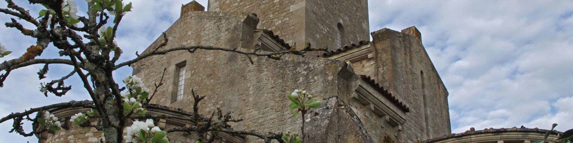 Oratoire carolingien ou église de la Très-Sainte-Trinité. Carolingian oratory of Germigny-des-Prés. The Basilica was built, to 806, on the model of the Oratory of Aix-la-Chapelle palace by Theodulf Bishop of Orleans and abbot of Fleury-sur-Loire. This building is designed by an architectural monuments Mozarabic Languedoc and Spain. The bishops will meet in council in 843. Oratory was burned in the ninth century, perhaps by the Normans, who plundered the neighboring monastery of Fleury in 856, 865 and 866. Oratoire carolingien de Germigny-des-Prés. La Basilique fut bâtie, vers 806, sur le modèle de l’Oratoire du Palais d’Aix-la-Chapelle par Théodulfe évêque d’Orléans et Abbé de Fleury-sur-Loire. Ce bâtiment conçu sur plan carré à quatre feuilles est ramassé autour d’une tour lanterne, principe architectural des monuments mozarabes du Languedoc et d’Espagne. En 843, un concile s’y réunit. L’Oratoire fut incendié au IX ème siècle, peut-être par les Normands qui pillèrent le monastère voisin de Fleury en 856, 865 et 866. « En descendant le cours de la Loire, entre Château-neuf et Saint-Benoît, à deux milles seulement du monastère de Fleury, on trouve la petite église de Germigny-des-Prés, bâtie par Théodulfe et conservée en partie jusqu’à nous. Le"village de Germigny, assis dans des prairies qu'arrose la petite rivière de la Simiare, était depuis longtemps un nef de l'abbaye, quand Théodulfe, épris de ce séjour, voulut y bâtir une église qui fit l'admiration de la contrée. Suivant son attrait pour tout ce qui était une renaissance de l’antiquité, l’évêque préféra le style byzantin au style roman, également employé dans les monuments de cette époque. L’église fut donc construite, non pas, comme on l'a cru, sur le modèle de la grande basilique élevée par Cbarlemagne à Aix-la-Chapelle, mais seulement sur le plan de la chapelle intérieure du palais, moins vaste, mais enrichie des marbres et des sculptures enlevées à l’Italie. » (Théodulfe Évêque d’Orléans et Abbé de Fleury-sur-Loire, par l’Abbé Baunard, Chanoine honoraire, Docteur és-lettres et Professeur au Petit Seminaire d’Orléans - 1860) « Théodulfe n’était pas d’origine gauloise ni de la race des Francs. Il descendait de ces Goths conquérants qui, après avoir servi dans les armées romaines, avaient fini par supplanter leurs maîtres, et qui, naguère encore, en Italie et en Espagne, avaient jeté un si grand éclat dans les lettres aussi bien que dans la guerre. C'était la politique de Charlemagne d'attirer dans la Gaule franque les hommes distingués de tous les pays, pour y seconder le développement intellectuel qui devait faire l'honneur de son règne. » (Théodulfe Évêque d’Orléans et Abbé de Fleury-sur-Loire, par l’Abbé Baunard, Chanoine honoraire, Docteur és-lettres et Professeur au Petit Seminaire d’Orléans - 1860) D’éminent « missi dominici » de l’empereur Charlemagne, il tomba en disgrâce et mourut en prison à Angers. Après la mort de Charlemagne, il est impliqué dans la révolte du roi Bernard d'Italie* contre l'empereur Louis le Pieux (817). Il est démis de son évêché et emprisonné en 818 à Angers, probablement à l'abbaye Saint-Aubin, où il meurt en 821. Il est canonisé, considéré comme saint par l'Église catholique qui le fête le 1er mai. La façon dont Louis le Pieux a organisé sa succession (ordinatio imperii) n’est pas admise par tous. Les mécontents se regroupent autour du roi Bernard d’Italie qui craint d’être dépossédé. La révolte est déjouée et les coupables sévèrement punis (Bernard et ses compagnons sont condamnés à la peine capitale. Cette révolte avortée va avoir de tragiques conséquences, Bernard d'Italie et ses compagnons sont condamnés à la peine capitale. Cependant, à l’occasion des fêtes de Pâques l'Empereur des Francs prend la décision de gracier les condamnés. Louis le Pieux ordonne donc que les rebelles soient "privés de la vue". On leur crève les yeux, puis on leur brûle les orbites au fer rouge. Le roi d’Italie, Bernard, comme son chambellan, Reginhard, ne survit pas à ce supplice. Le fils de Pépin d'Italie, meurt trois jours plus tard. Et son royaume passe aussitôt sous le contrôle de l'Empereur. Mais comme rien ne prouvait la culpabilité de Théodulfe, et qu’on ne pouvait lui arracher aucun aveu, on se contenta de le reléguer dans un monastère. Pour occuper son temps, durant sa détention, Théodulfe composera l'hymne « Gloria, laus et honor tibi » (À toi gloire, louange et honneur). Théodulfe finira par être libéré. « Louis étant à Angers où il tenoit prisonnier Théodulfe, abbé de Fleury, le jour des Rameaux, auxquels les chrétiens font une procession générale, les palmes à la main, en mémoires de l’entrée triomphante de J.-C. en la ville de Hiérusalem, pour lequel jour ce bon abbé avait composé ces beaux vers que l’Eglise à tousiours chanté depuis : Gloria laus et honor, voinnt qu’il ne pouvait assister en personne à cette réjouissance publique de toute l’Eglise, se mit à les chanter de si bonne grâce et si à propos lorsque l’empereur passait avec toute sa cour, que le prince touché de compassion le fit aussitôt sortir de prison et rétablit en son amitié. » (Les Chron. génér. de l’ordre de Saint-Benoît, t. IV, p.85) Mais Théodulfe ne devait pas revoir son diocèse. Selon certaines sources, « il se disposait à se rendre à Orléans, quand le 15 des calendes d’octobre de 821, il mourut, dit-on de la mort de Thomas Becket, empoisonné par ceux qui redoutaient son retour, s’étant emparé des biens d’église ».