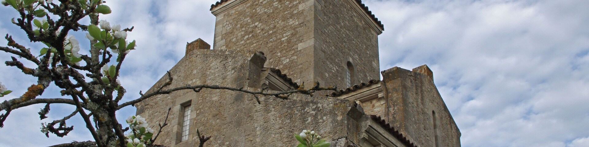 Oratoire carolingien ou Ă©glise de la TrĂšs-Sainte-TrinitĂ©. Carolingian oratory of Germigny-des-PrĂ©s. The Basilica was built, to 806, on the model of the Oratory of Aix-la-Chapelle palace by Theodulf Bishop of Orleans and abbot of Fleury-sur-Loire. This building is designed by an architectural monuments Mozarabic Languedoc and Spain. The bishops will meet in council in 843. Oratory was burned in the ninth century, perhaps by the Normans, who plundered the neighboring monastery of Fleury in 856, 865 and 866. Oratoire carolingien de Germigny-des-PrĂ©s. La Basilique fut bĂątie, vers 806, sur le modĂšle de lâOratoire du Palais dâAix-la-Chapelle par ThĂ©odulfe Ă©vĂȘque dâOrlĂ©ans et AbbĂ© de Fleury-sur-Loire. Ce bĂątiment conçu sur plan carrĂ© Ă quatre feuilles est ramassĂ© autour dâune tour lanterne, principe architectural des monuments mozarabes du Languedoc et dâEspagne. En 843, un concile sây rĂ©unit. LâOratoire fut incendiĂ© au IX Ăšme siĂšcle, peut-ĂȘtre par les Normands qui pillĂšrent le monastĂšre voisin de Fleury en 856, 865 et 866. « En descendant le cours de la Loire, entre ChĂąteau-neuf et Saint-BenoĂźt, Ă deux milles seulement du monastĂšre de Fleury, on trouve la petite Ă©glise de Germigny-des-PrĂ©s, bĂątie par ThĂ©odulfe et conservĂ©e en partie jusquâĂ nous. Le"village de Germigny, assis dans des prairies qu'arrose la petite riviĂšre de la Simiare, Ă©tait depuis longtemps un nef de l'abbaye, quand ThĂ©odulfe, Ă©pris de ce sĂ©jour, voulut y bĂątir une Ă©glise qui fit l'admiration de la contrĂ©e. Suivant son attrait pour tout ce qui Ă©tait une renaissance de lâantiquitĂ©, lâĂ©vĂȘque prĂ©fĂ©ra le style byzantin au style roman, Ă©galement employĂ© dans les monuments de cette Ă©poque. LâĂ©glise fut donc construite, non pas, comme on l'a cru, sur le modĂšle de la grande basilique Ă©levĂ©e par Cbarlemagne Ă Aix-la-Chapelle, mais seulement sur le plan de la chapelle intĂ©rieure du palais, moins vaste, mais enrichie des marbres et des sculptures enlevĂ©es Ă lâItalie. » (ThĂ©odulfe ĂvĂȘque dâOrlĂ©ans et AbbĂ© de Fleury-sur-Loire, par lâAbbĂ© Baunard, Chanoine honoraire, Docteur Ă©s-lettres et Professeur au Petit Seminaire dâOrlĂ©ans - 1860) « ThĂ©odulfe nâĂ©tait pas dâorigine gauloise ni de la race des Francs. Il descendait de ces Goths conquĂ©rants qui, aprĂšs avoir servi dans les armĂ©es romaines, avaient fini par supplanter leurs maĂźtres, et qui, naguĂšre encore, en Italie et en Espagne, avaient jetĂ© un si grand Ă©clat dans les lettres aussi bien que dans la guerre. C'Ă©tait la politique de Charlemagne d'attirer dans la Gaule franque les hommes distinguĂ©s de tous les pays, pour y seconder le dĂ©veloppement intellectuel qui devait faire l'honneur de son rĂšgne. » (ThĂ©odulfe ĂvĂȘque dâOrlĂ©ans et AbbĂ© de Fleury-sur-Loire, par lâAbbĂ© Baunard, Chanoine honoraire, Docteur Ă©s-lettres et Professeur au Petit Seminaire dâOrlĂ©ans - 1860) DâĂ©minent « missi dominici » de lâempereur Charlemagne, il tomba en disgrĂące et mourut en prison Ă Angers. AprĂšs la mort de Charlemagne, il est impliquĂ© dans la rĂ©volte du roi Bernard d'Italie* contre l'empereur Louis le Pieux (817). Il est dĂ©mis de son Ă©vĂȘchĂ© et emprisonnĂ© en 818 Ă Angers, probablement Ă l'abbaye Saint-Aubin, oĂč il meurt en 821. Il est canonisĂ©, considĂ©rĂ© comme saint par l'Ăglise catholique qui le fĂȘte le 1er mai. La façon dont Louis le Pieux a organisĂ© sa succession (ordinatio imperii) nâest pas admise par tous. Les mĂ©contents se regroupent autour du roi Bernard dâItalie qui craint dâĂȘtre dĂ©possĂ©dĂ©. La rĂ©volte est dĂ©jouĂ©e et les coupables sĂ©vĂšrement punis (Bernard et ses compagnons sont condamnĂ©s Ă la peine capitale. Cette rĂ©volte avortĂ©e va avoir de tragiques consĂ©quences, Bernard d'Italie et ses compagnons sont condamnĂ©s Ă la peine capitale. Cependant, Ă lâoccasion des fĂȘtes de PĂąques l'Empereur des Francs prend la dĂ©cision de gracier les condamnĂ©s. Louis le Pieux ordonne donc que les rebelles soient "privĂ©s de la vue". On leur crĂšve les yeux, puis on leur brĂ»le les orbites au fer rouge. Le roi dâItalie, Bernard, comme son chambellan, Reginhard, ne survit pas Ă ce supplice. Le fils de PĂ©pin d'Italie, meurt trois jours plus tard. Et son royaume passe aussitĂŽt sous le contrĂŽle de l'Empereur. Mais comme rien ne prouvait la culpabilitĂ© de ThĂ©odulfe, et quâon ne pouvait lui arracher aucun aveu, on se contenta de le relĂ©guer dans un monastĂšre. Pour occuper son temps, durant sa dĂ©tention, ThĂ©odulfe composera l'hymne « Gloria, laus et honor tibi » (Ă toi gloire, louange et honneur). ThĂ©odulfe finira par ĂȘtre libĂ©rĂ©. « Louis Ă©tant Ă Angers oĂč il tenoit prisonnier ThĂ©odulfe, abbĂ© de Fleury, le jour des Rameaux, auxquels les chrĂ©tiens font une procession gĂ©nĂ©rale, les palmes Ă la main, en mĂ©moires de lâentrĂ©e triomphante de J.-C. en la ville de HiĂ©rusalem, pour lequel jour ce bon abbĂ© avait composĂ© ces beaux vers que lâEglise Ă tousiours chantĂ© depuis : Gloria laus et honor, voinnt quâil ne pouvait assister en personne Ă cette rĂ©jouissance publique de toute lâEglise, se mit Ă les chanter de si bonne grĂące et si Ă propos lorsque lâempereur passait avec toute sa cour, que le prince touchĂ© de compassion le fit aussitĂŽt sortir de prison et rĂ©tablit en son amitiĂ©. » (Les Chron. gĂ©nĂ©r. de lâordre de Saint-BenoĂźt, t. IV, p.85) Mais ThĂ©odulfe ne devait pas revoir son diocĂšse. Selon certaines sources, « il se disposait Ă se rendre Ă OrlĂ©ans, quand le 15 des calendes dâoctobre de 821, il mourut, dit-on de la mort de Thomas Becket, empoisonnĂ© par ceux qui redoutaient son retour, sâĂ©tant emparĂ© des biens dâĂ©glise ».