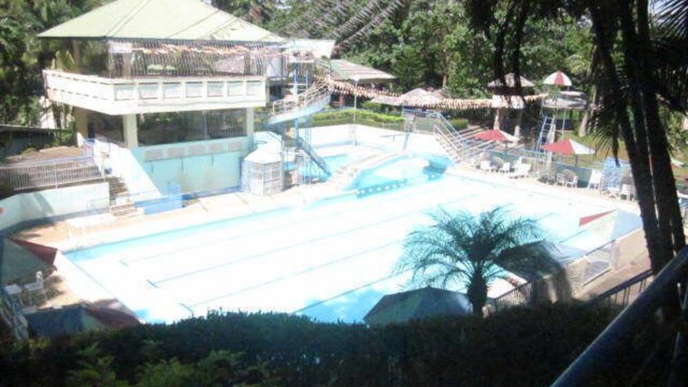 a resort in a forest like since it was surrounded by big trees, you can feel the fresh air and cool freezing air in the morning.