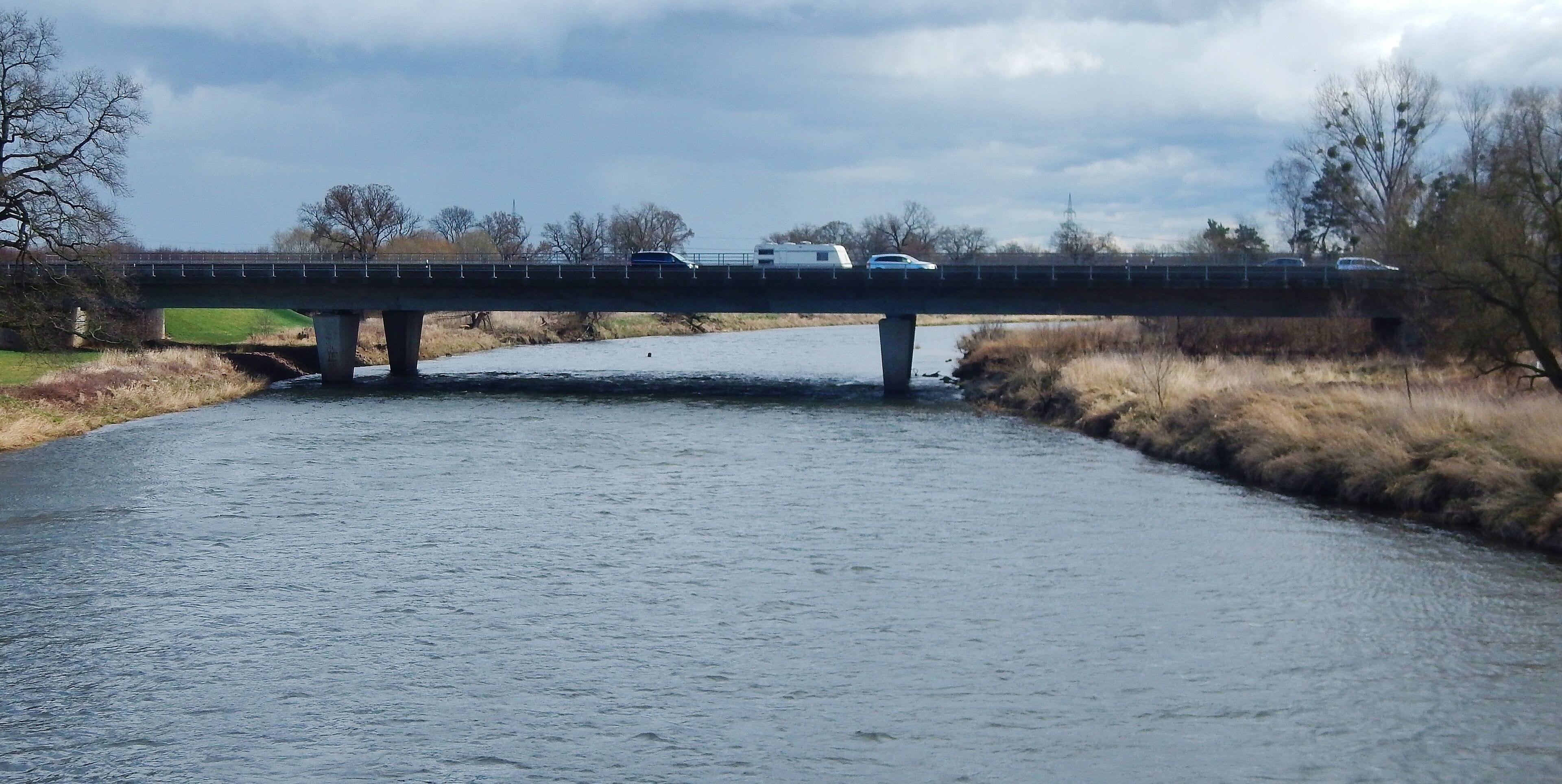 Brücke der BAB A9 über den Fluss Mulde