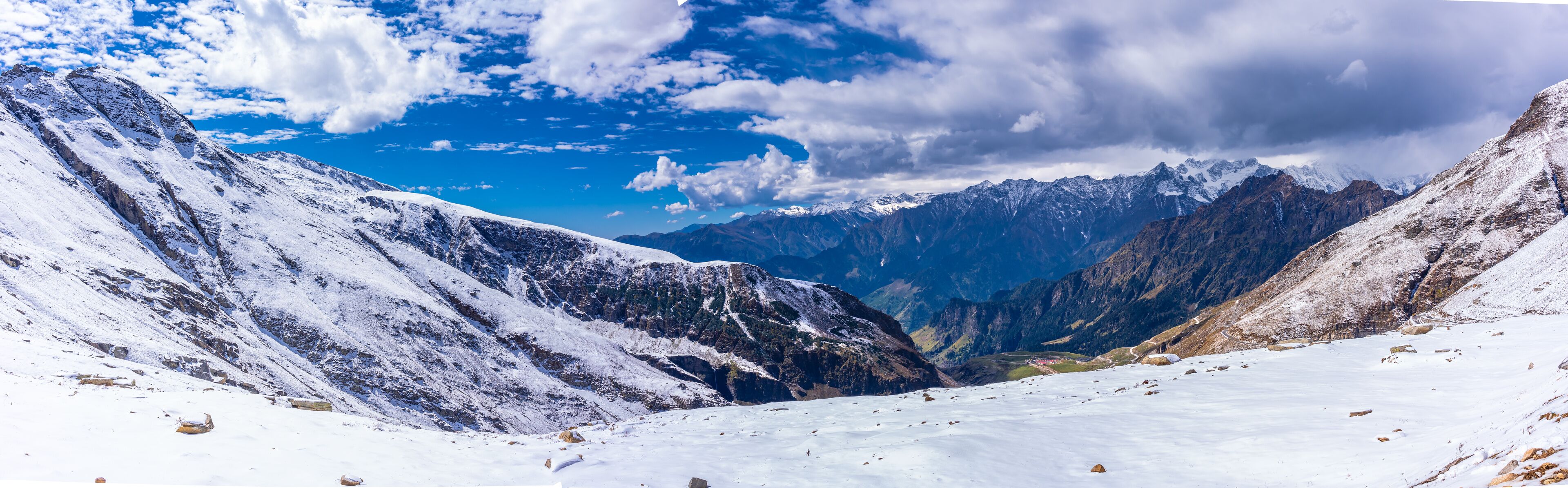 Mesmerizing view en-route to Rohtang pass of Pir Panjal himalayas mountain range on leh Manali highway, Himachal Pradesh, India.