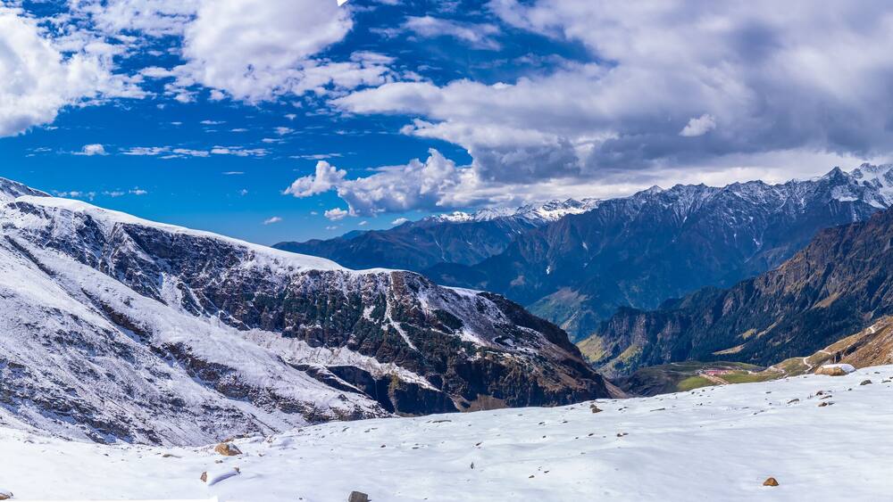 Mesmerizing view en-route to Rohtang pass of Pir Panjal himalayas mountain range on leh Manali highway, Himachal Pradesh, India.