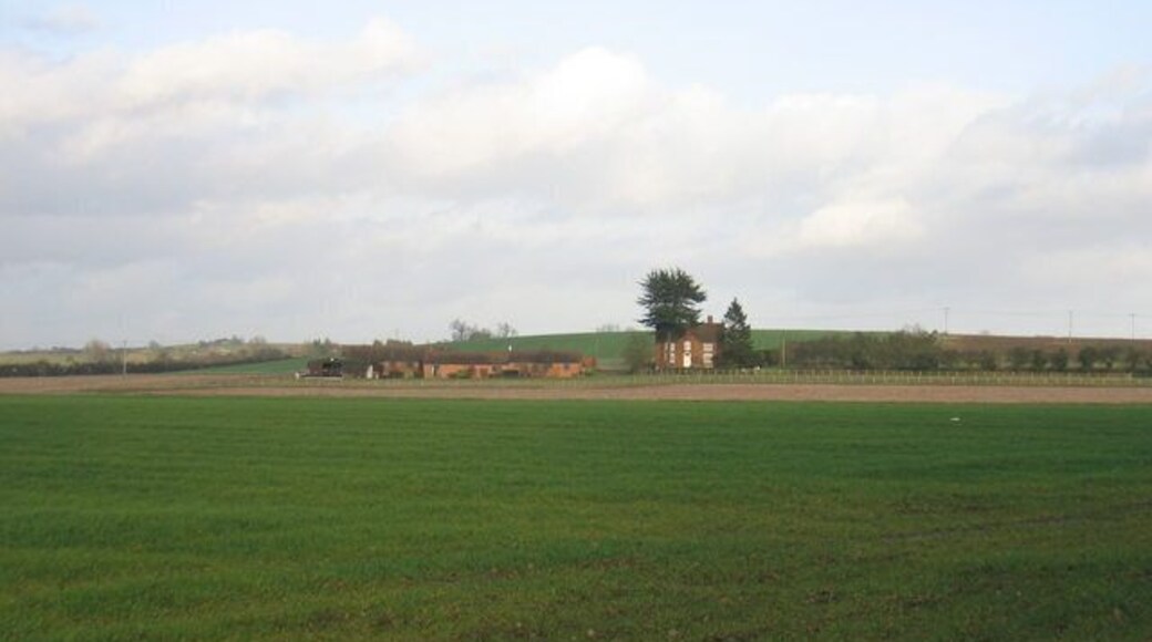 Farmland near Luddington. Looking NE across the north eastern corner of the square from the Luddington Road with Sandfields Farm in an adjacent square in the distance.