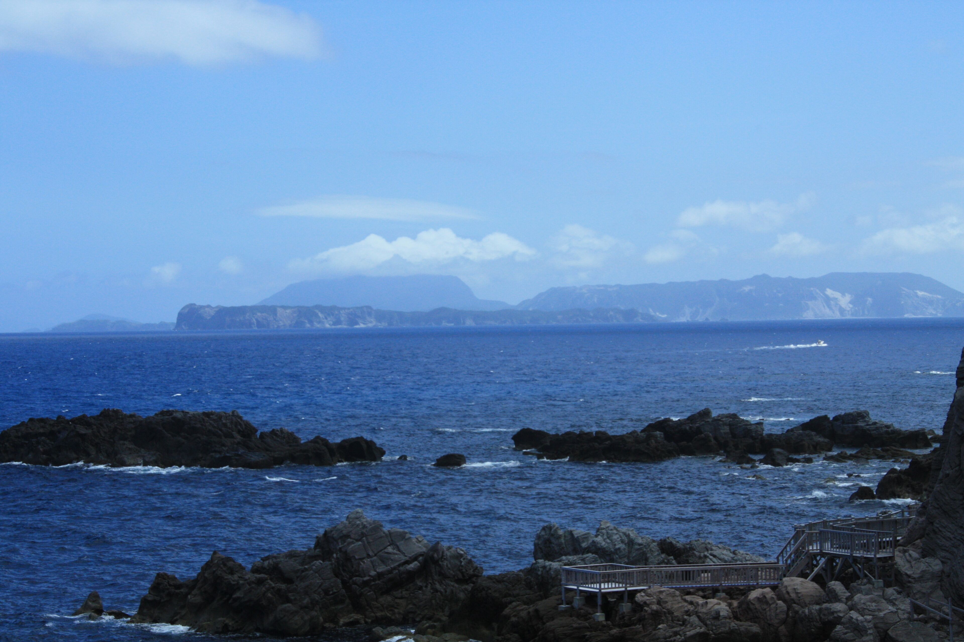 赤崎遊歩道付近から式根島