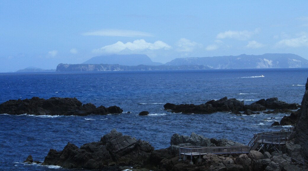 赤崎遊歩道付近から式根島