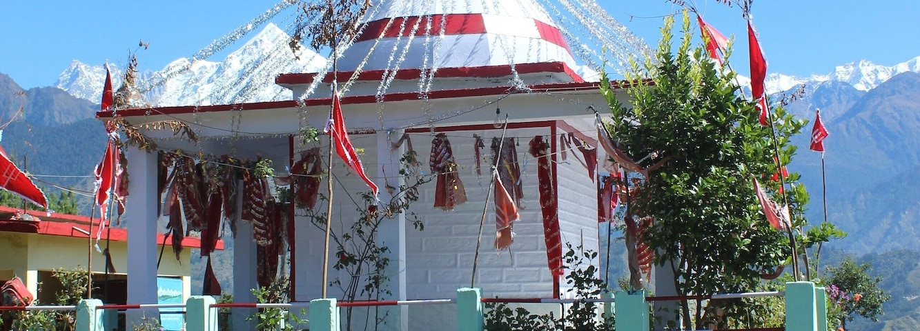 Peace, that is all that can be said about this beautiful temple with the Himalayas behind.