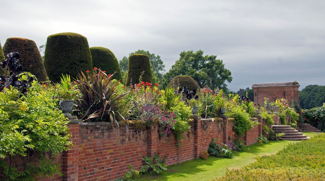 Packwood House garden 3